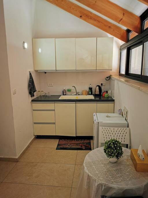 A Wonderful Studio6 Apt In The Center Of Baitulmaqdis Luaran gambar